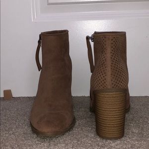 Universal Threads ankle booties
